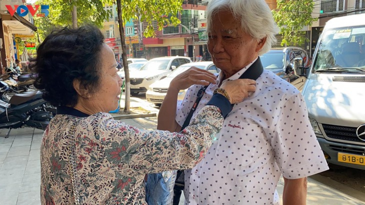 Bà Hồng luôn đi theo chồng để chăm sóc và nhắc ông uống thuốc đúng giờ.
