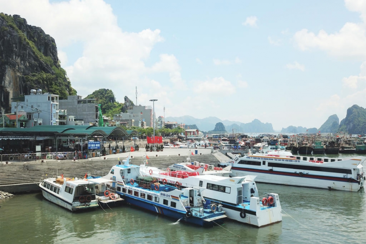 Cảng Cái Rồng - Nơi du khách lên tàu cao tốc để ra đảo