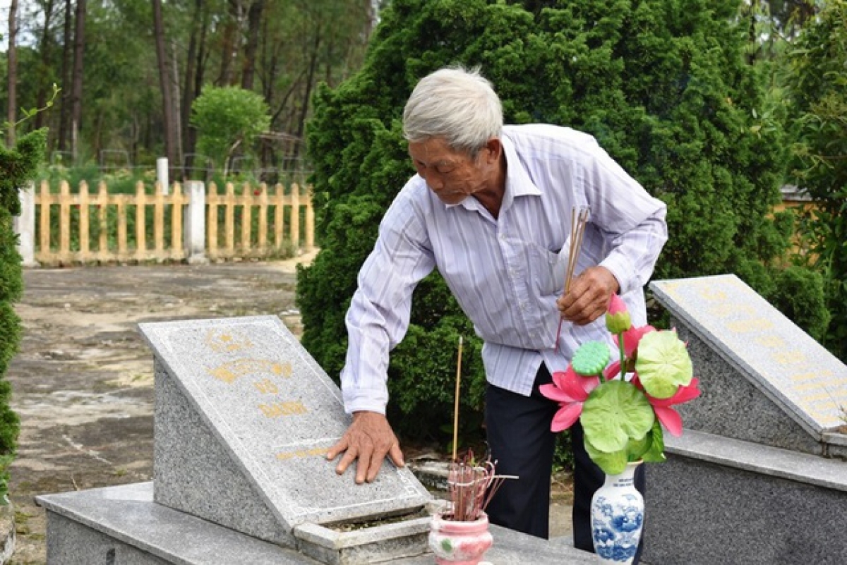 Chưa bao giờ ông Lê Văn Cư vơi đi nỗi đau khi chứng kiến các đồng đội của mình ngã xuống