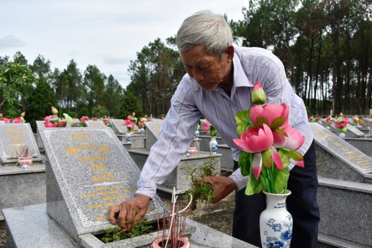 Ông Cư vẫn luôn đau đáu với những ngôi mộ vô danh trong nghĩa trang liệt sỹ này
