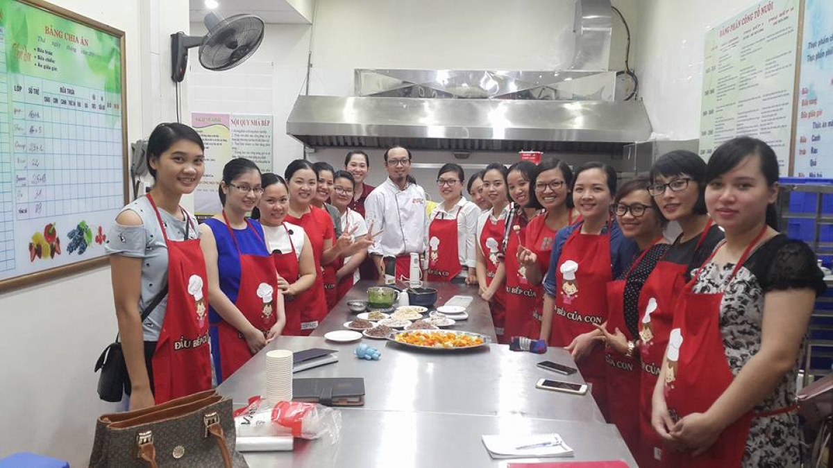 Đầu bếp Hoàng Cường và các học viên là các mẹ "bỉm sữa"