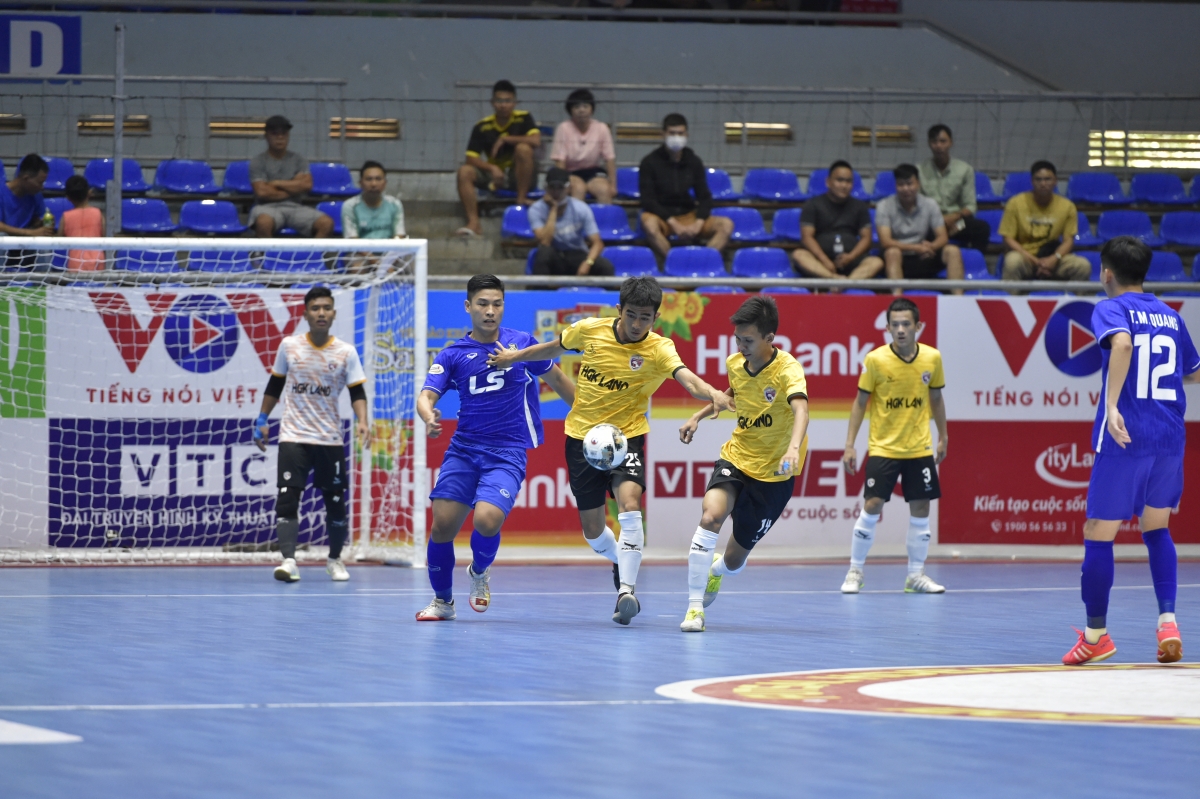 Thi đấu quả cảm, Hưng Gia Khang Đắk Lắk (áo vàng) hòa 2 - 2 trước đối thủ mạnh Thái Sơn Bắc. (ảnh Tuấn Long)
