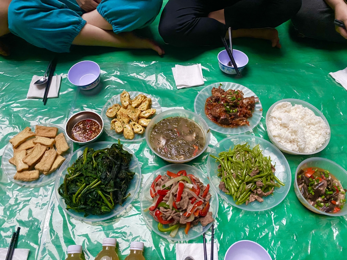 Bữa tối với 8 món rất đầy đủ trong hành trình