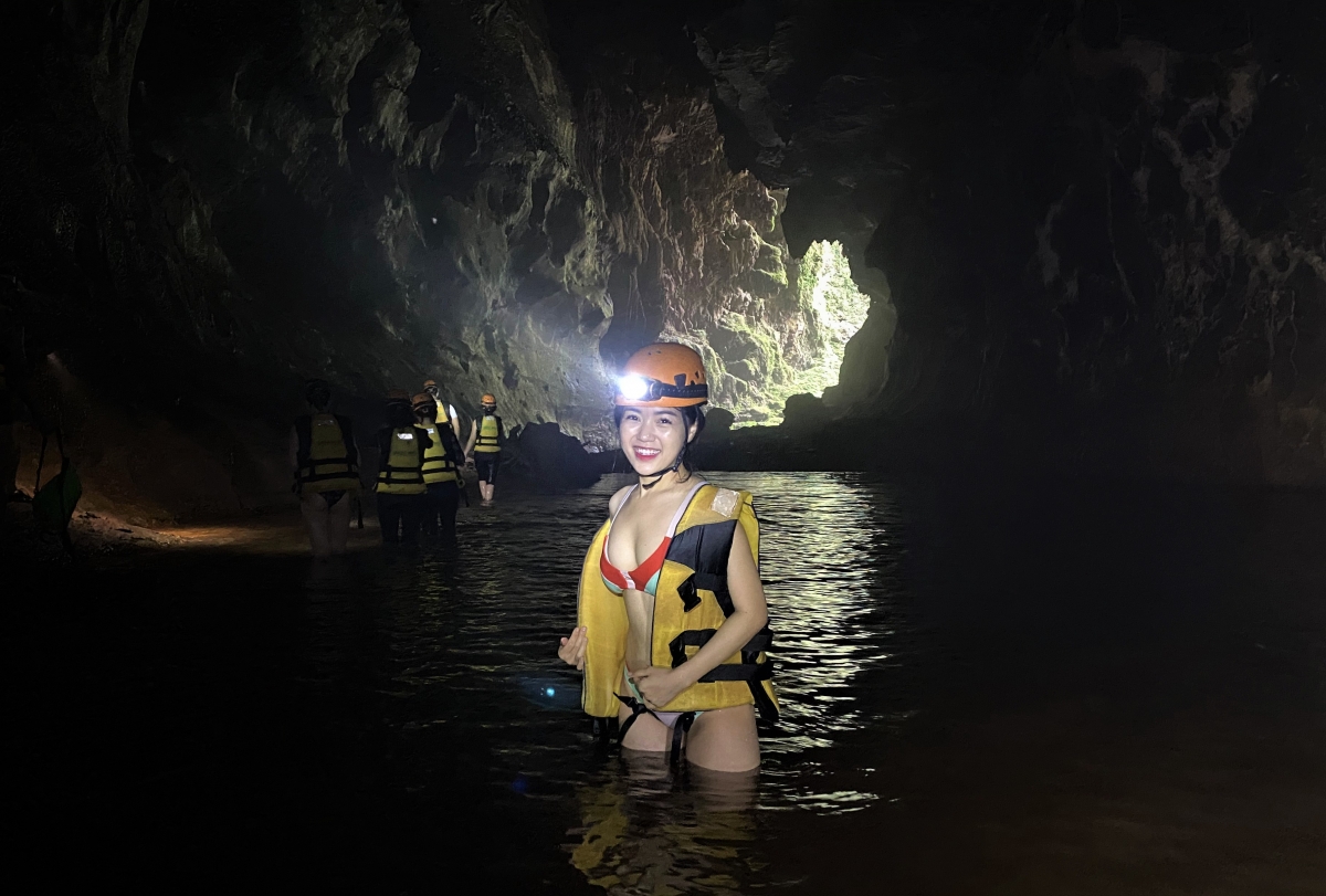Nước rất lạnh, lại không biết bơi, nên Đồng Thu cần rất nhiều sự hỗ trợ mới vượt qua được đoạn này