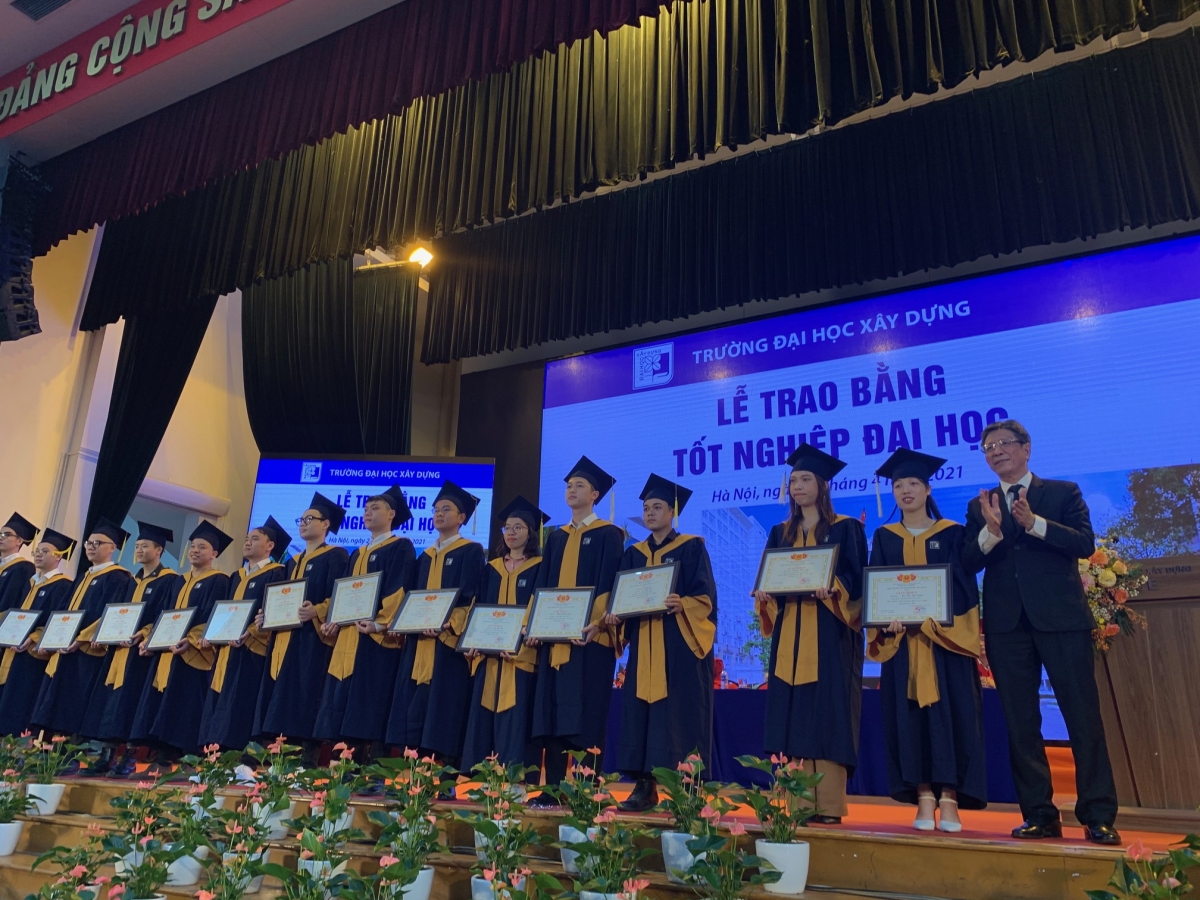 116 sinh viên được nhận bằng giỏi, xuất sắc và được nhận giấy khen của nhà trường