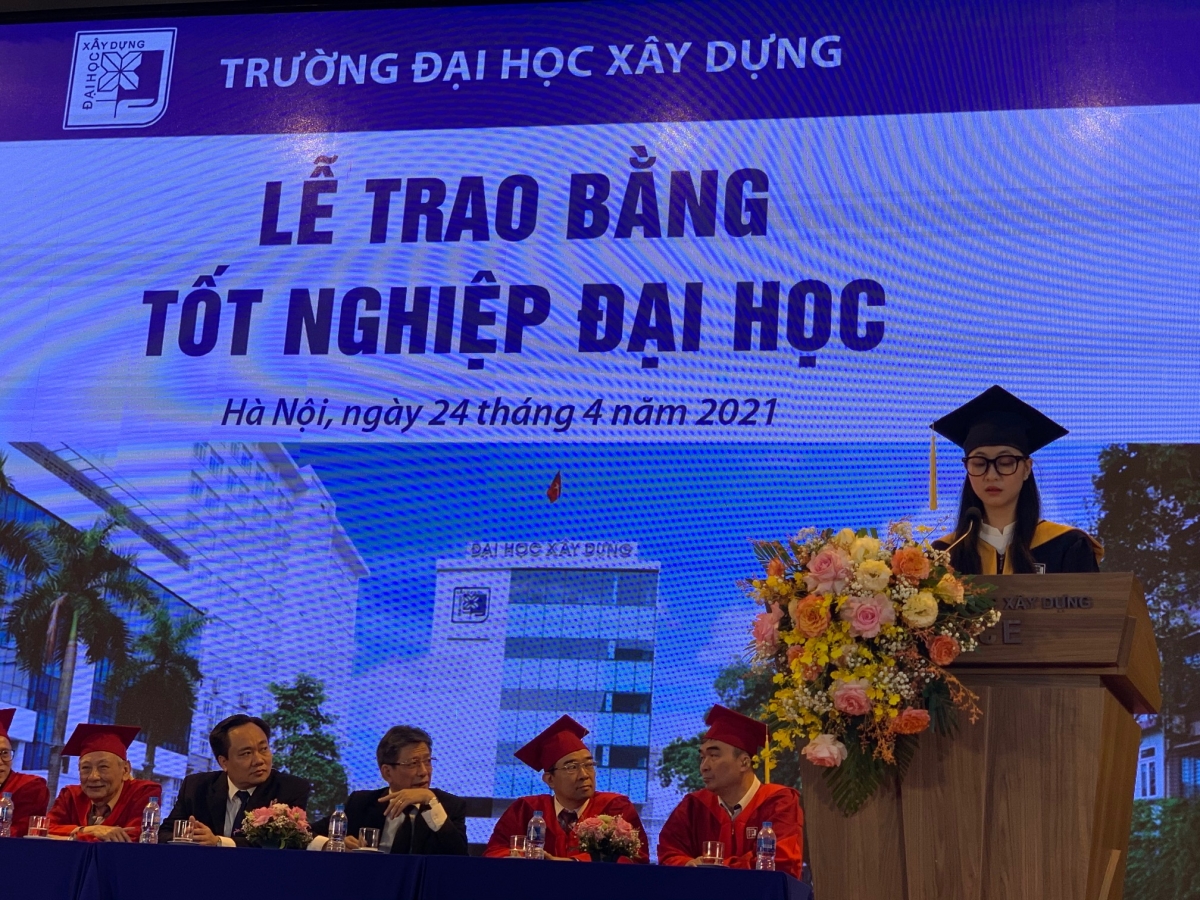 Em Nguyễn Thị Nhài sinh viên Khoa Kỹ thuật Môi trường thay mặt 1200 tân kỹ sư, kiến trúc sư được nhận bằng tốt nghiệp phát biểu tri ân thầy cô và nhà trường