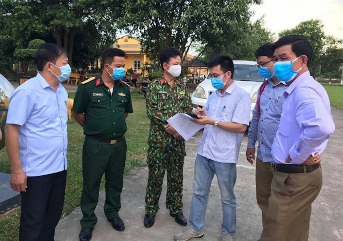BS Trần Anh Tú (cầm giấy) hỗ trợ chuyên môn cho cán bộ khu cách ly
