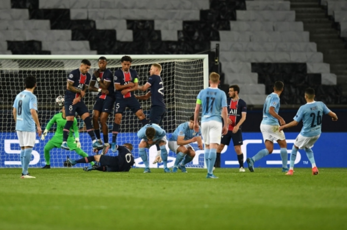 Mahrez ghi bàn thứ hai, ấn định chiến thắng 2-1 cho Man City. Ảnh: Dailymail.
