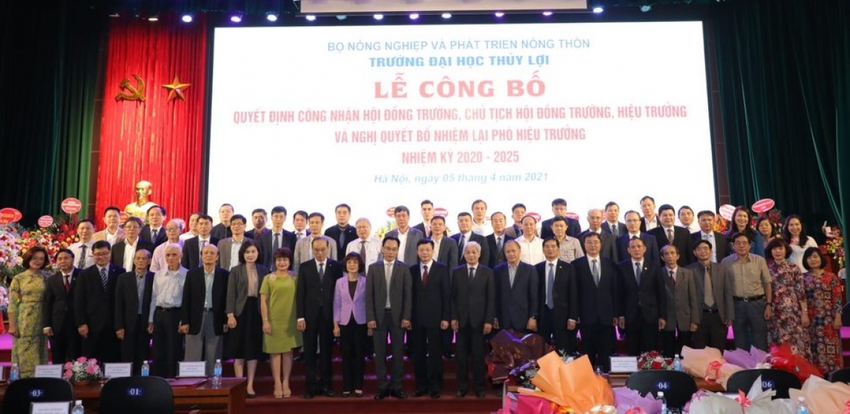 Lãnh đạo Bộ NT&PTNN, Bộ GD-ĐT chụp ảnh cùng Hội đồng trường, Ban giám hiệu và lãnh đạo chủ chốt các khoa, ngành trường Đại học Thủy Lợi.