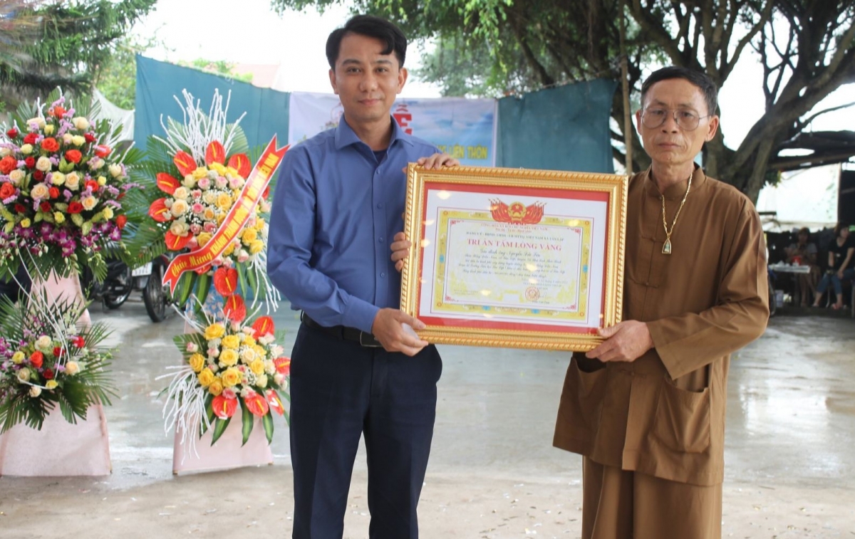 Ông Nguyễn Đức Sơn nhận bằng khen của UBND xã Tân Lập