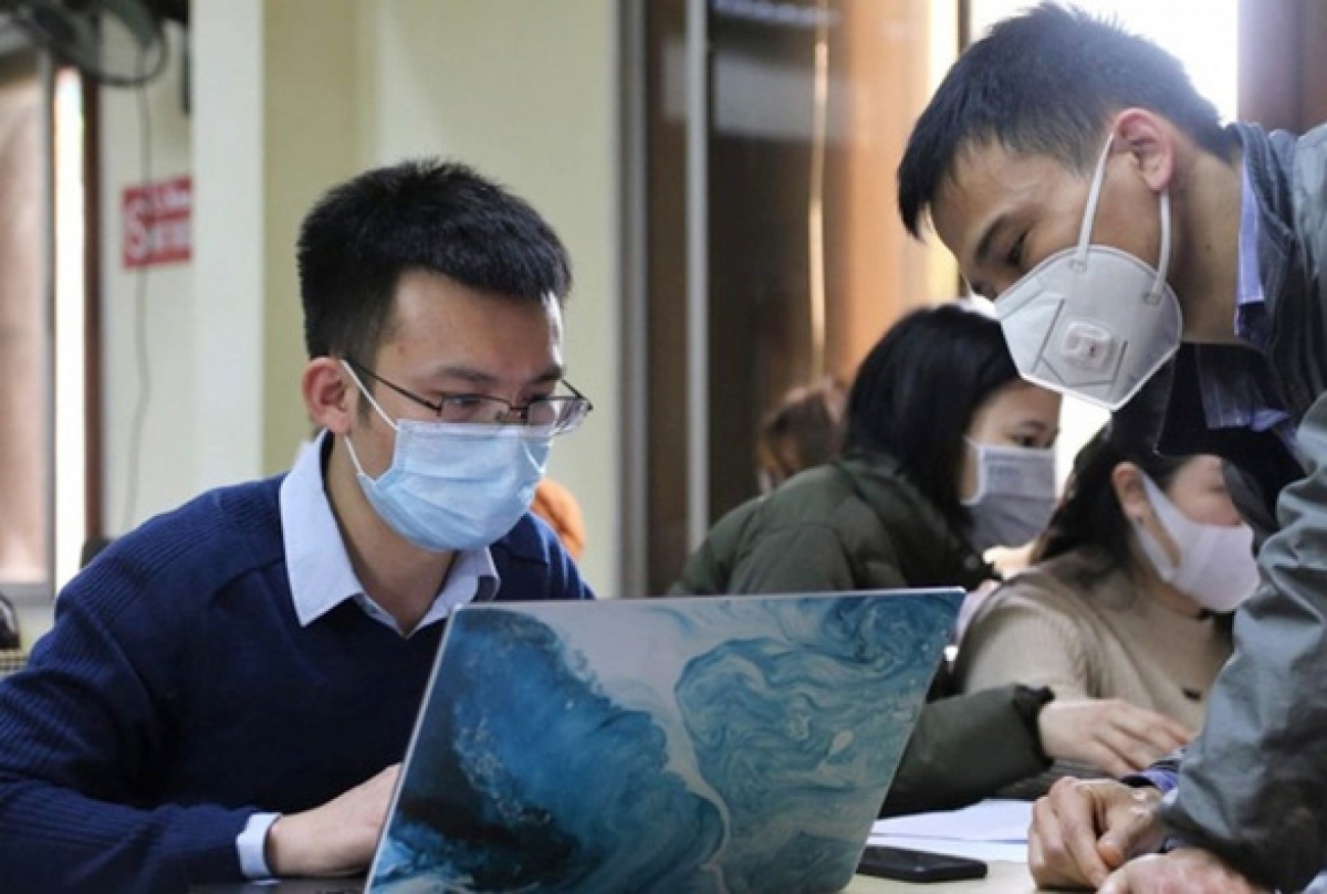 BS Trần Anh Tú cùng đồng nghiệp cập nhật thông tin truy vết đối tượng tại điểm "nóng" Covid-19
