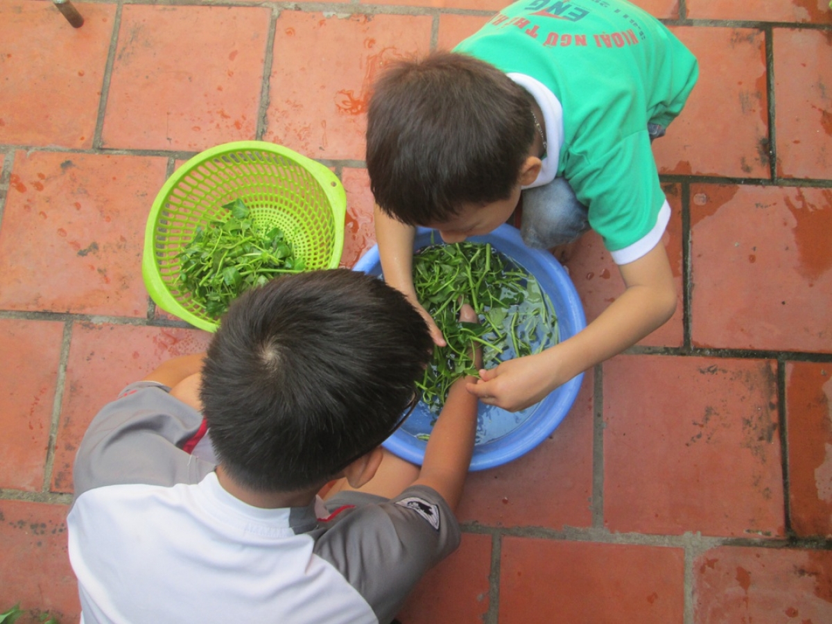 Phụ giúp cha mẹ nấu cơm hàng ngày giúp trẻ biết chia sẻ và gắn kết tình thân