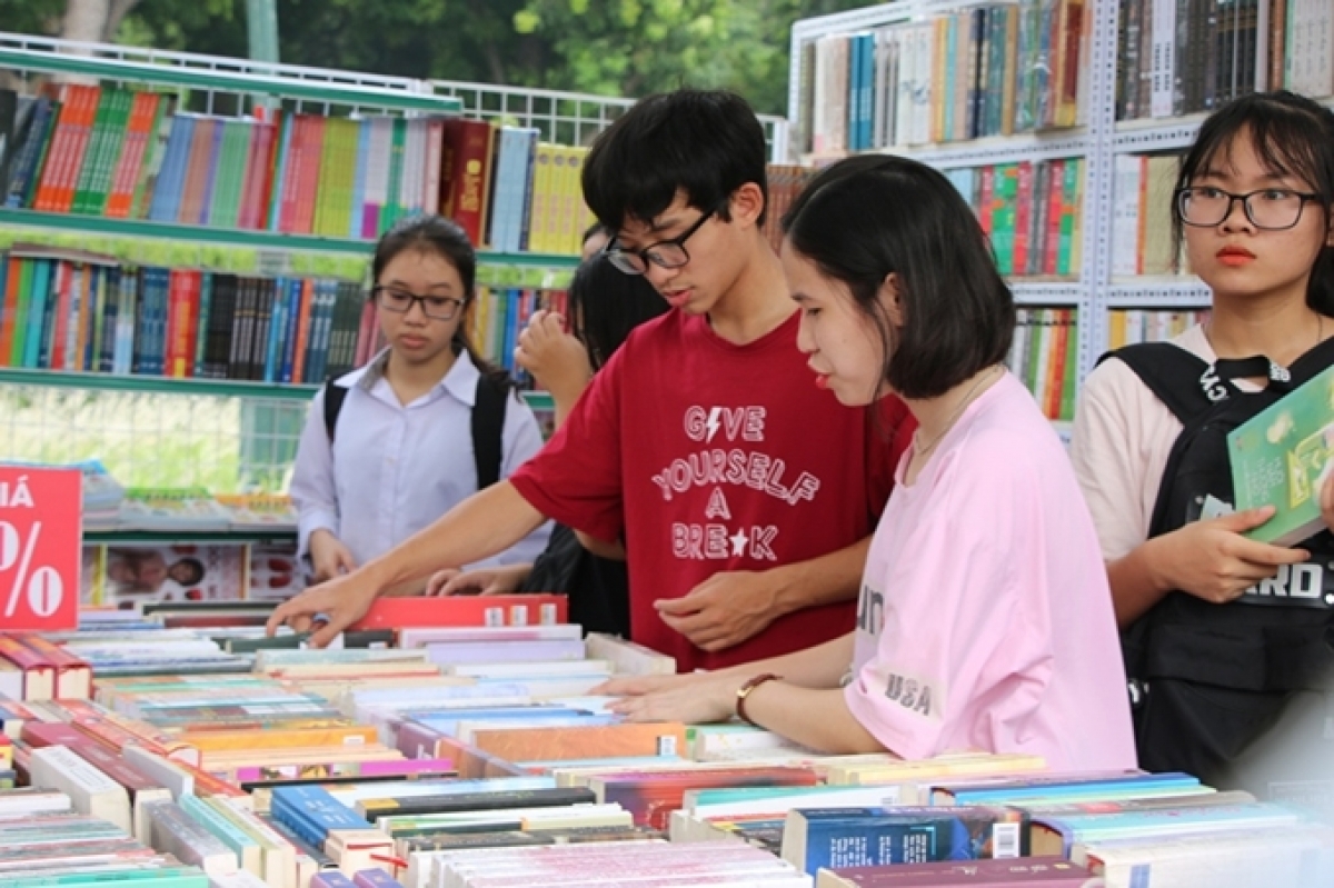 Trong kỷ nguyên số nhiều bạn trẻ vẫn quan tâm đến việc đọc sách in. Ảnh: minh họa