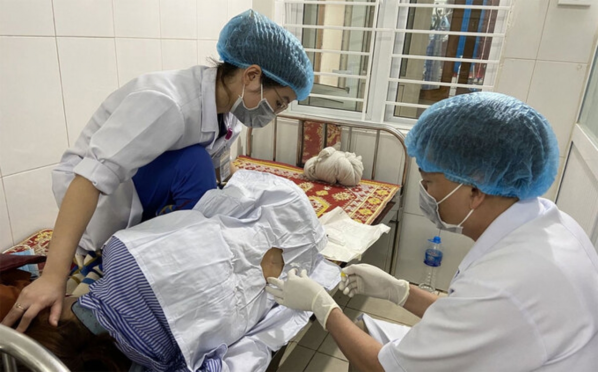 Bác sĩ chọc dịch não tủy xét nghiệm viêm màng não cho bệnh nhân tại Bệnh viện Đa khoa Hà Tĩnh