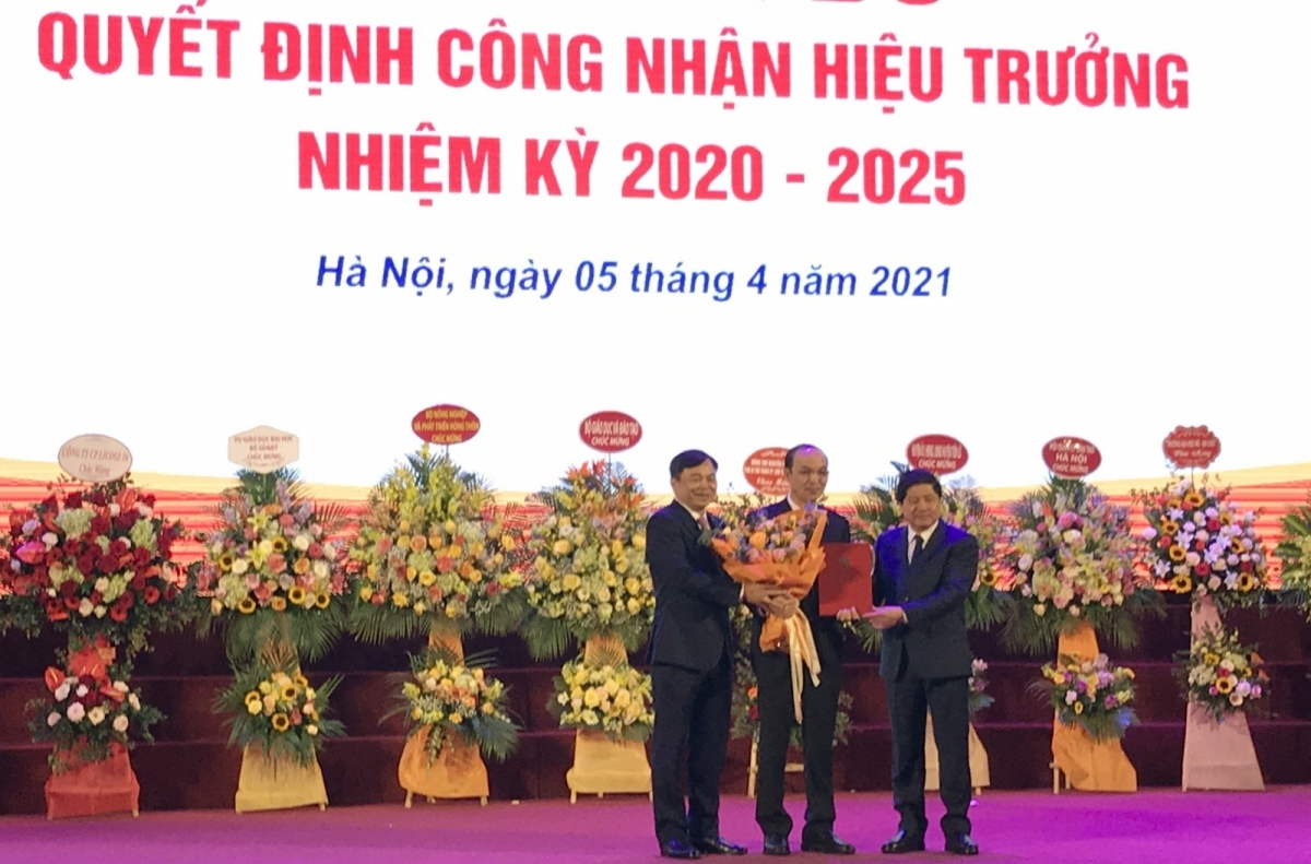 Lãnh đạo Bộ NN&PTNT trao Quyết định bổ nhiệm Hiệu trưởng Đại học Thủy Lợi nhiệm kỳ 2020-2025 cho GS.TS Trịnh Minh Thụ