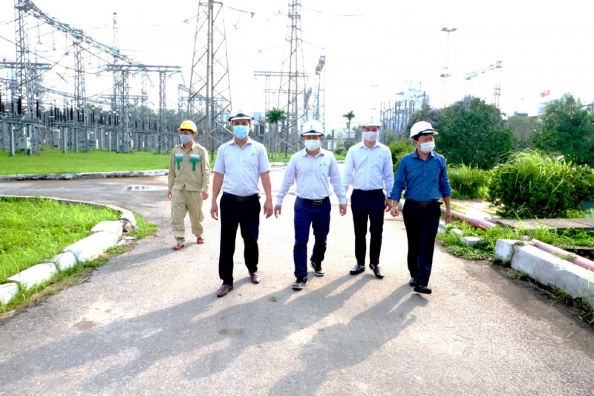 Ông Đinh Thế Hùng (áo xanh) - Phó Giám đốc TTĐ Hà Nội đi kiểm tra công tác cấp điện phục vụ bầu cử tại TBA 220kV Hà Đông