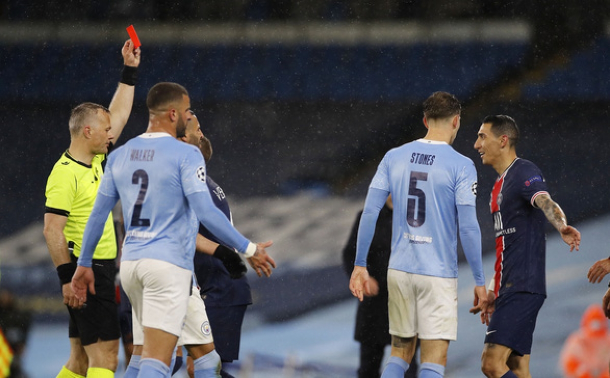 Angel Di Maria nhận thẻ đỏ ở phút 77 (Ảnh: Internet)