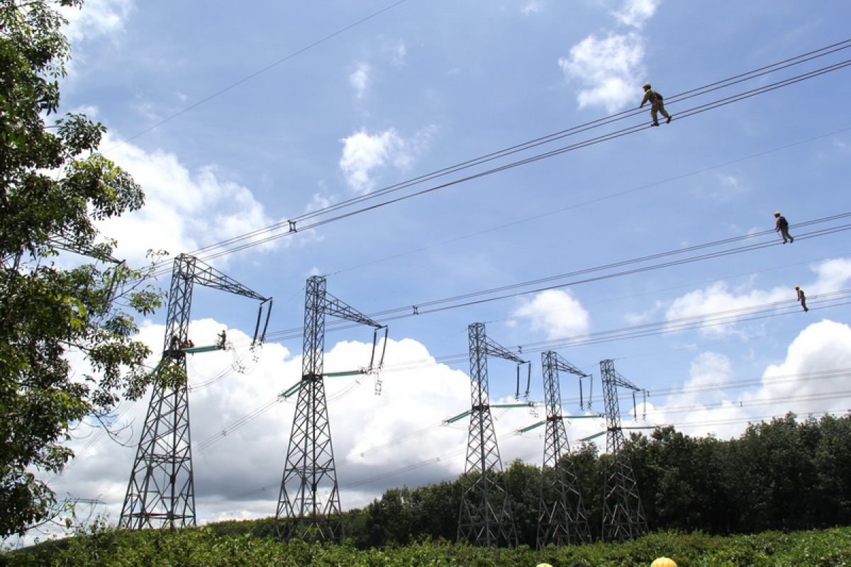 Công nhân đi kiểm tra, bảo dưỡng đường dây 500kV Bắc - Nam mạch 1