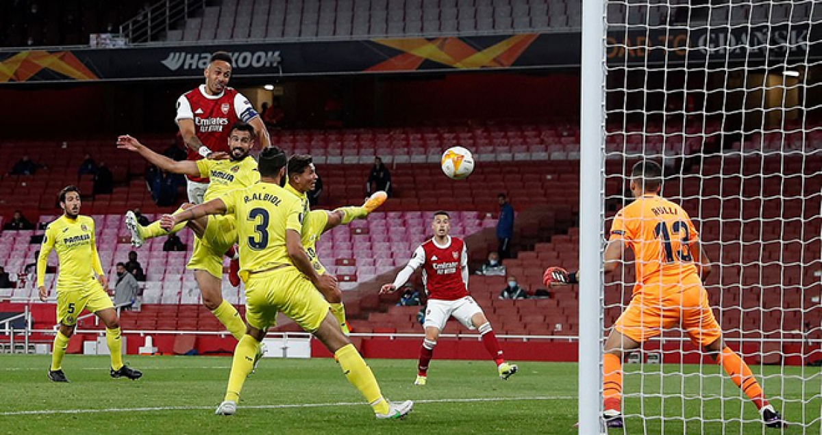 Aubameyang đánh đầu trúng cột dọc ở phút thứ 79 (Ảnh: Internet)