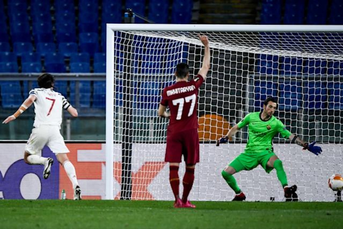 Edinson Cavani đánh đầu cân bằng tỷ số 2-2 cho MU (Ảnh: Internet)