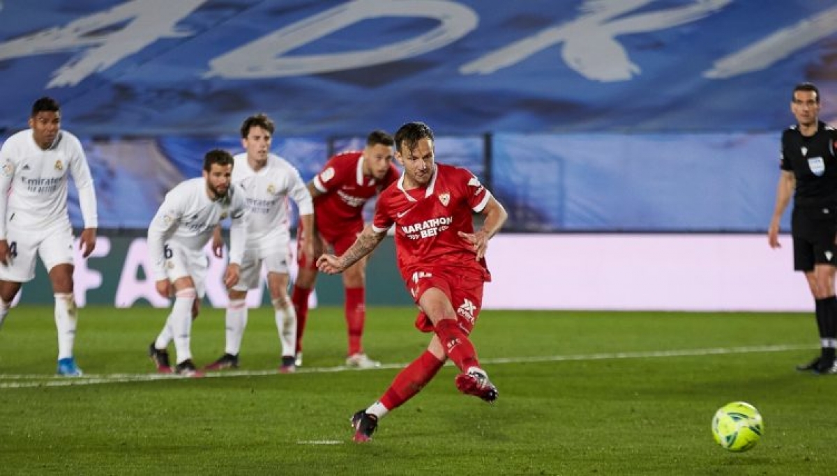 Ivan Rakitic đá chính xác penatty đưa Sevilla vươn lên dẫn 2-1 (Ảnh: Internet)
