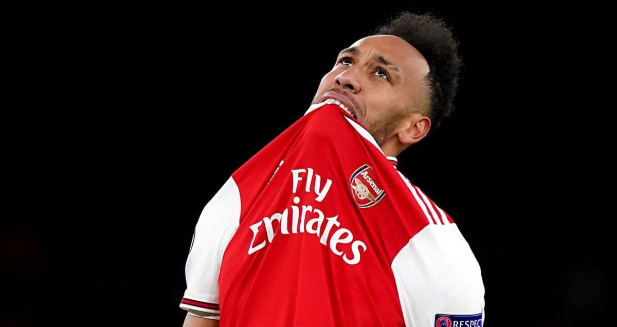 Lacazette chấn thương khiến Aubameyang nhiều khi như ngôi sao cô đơn trên hàng công của Arsenal (Ảnh: Internet)