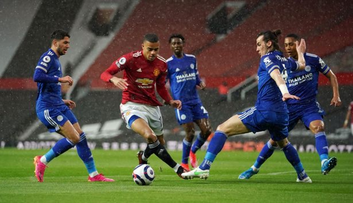 Mason Greenwood vượt qua hàng thủ của Leicester gỡ hòa 1-1 cho MU (Ảnh: Internet)