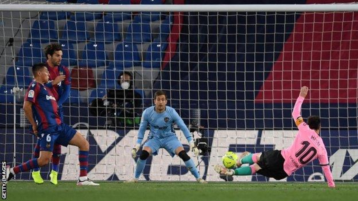 Messi lập công với pha bắt vô lê đẳng cấp (Ảnh: Getty Images)