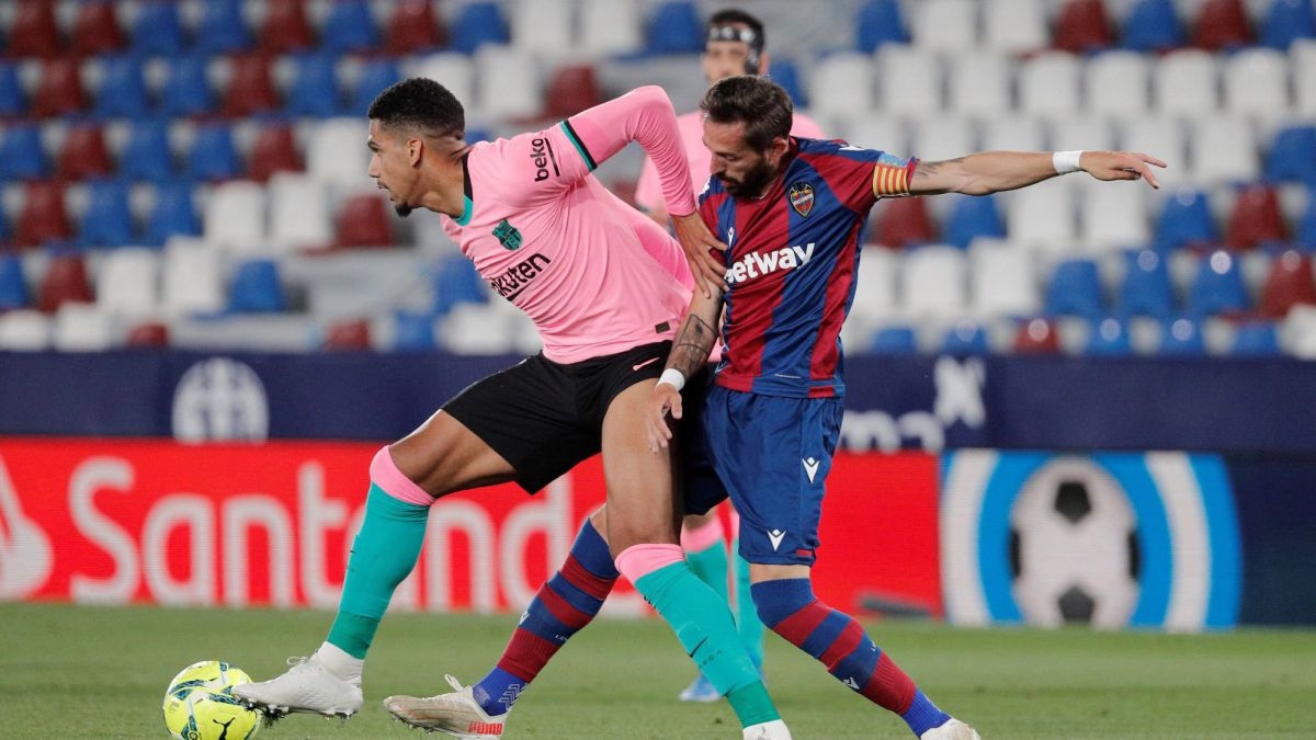 Ousmane Dembele sút bóng cận thành đưa Barca vươn lên dẫn 3-2 (Ảnh: Internet)
