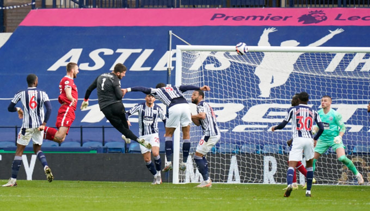 Thủ môn Alisson Becker đánh đầu, ấn định chiến thắng 2-1 cho Liverpool (Ảnh: Internet)