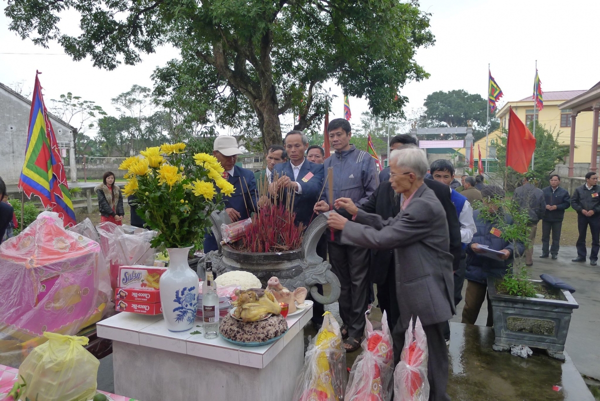 Người dân đặt lư hương và hàng năm tổ chức dâng hương cung kính