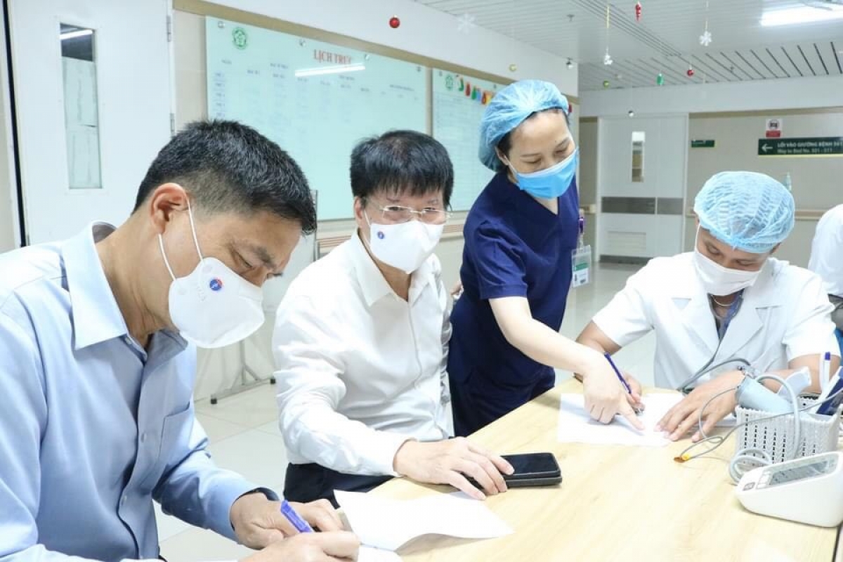 Thứ trưởng Bộ Y tế Trương Quốc Cường và Cục trưởng Cục An toàn thực phẩm Nguyễn Thanh Phong cùng tiêm phòng tại phòng tiêm chủng - BV Bạch Mai