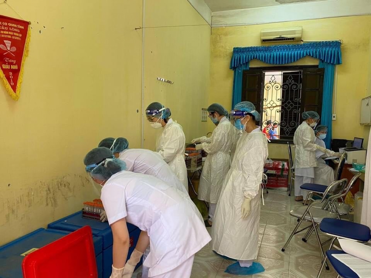 Các thùng mẫu bệnh phẩm chật kín trong phòng