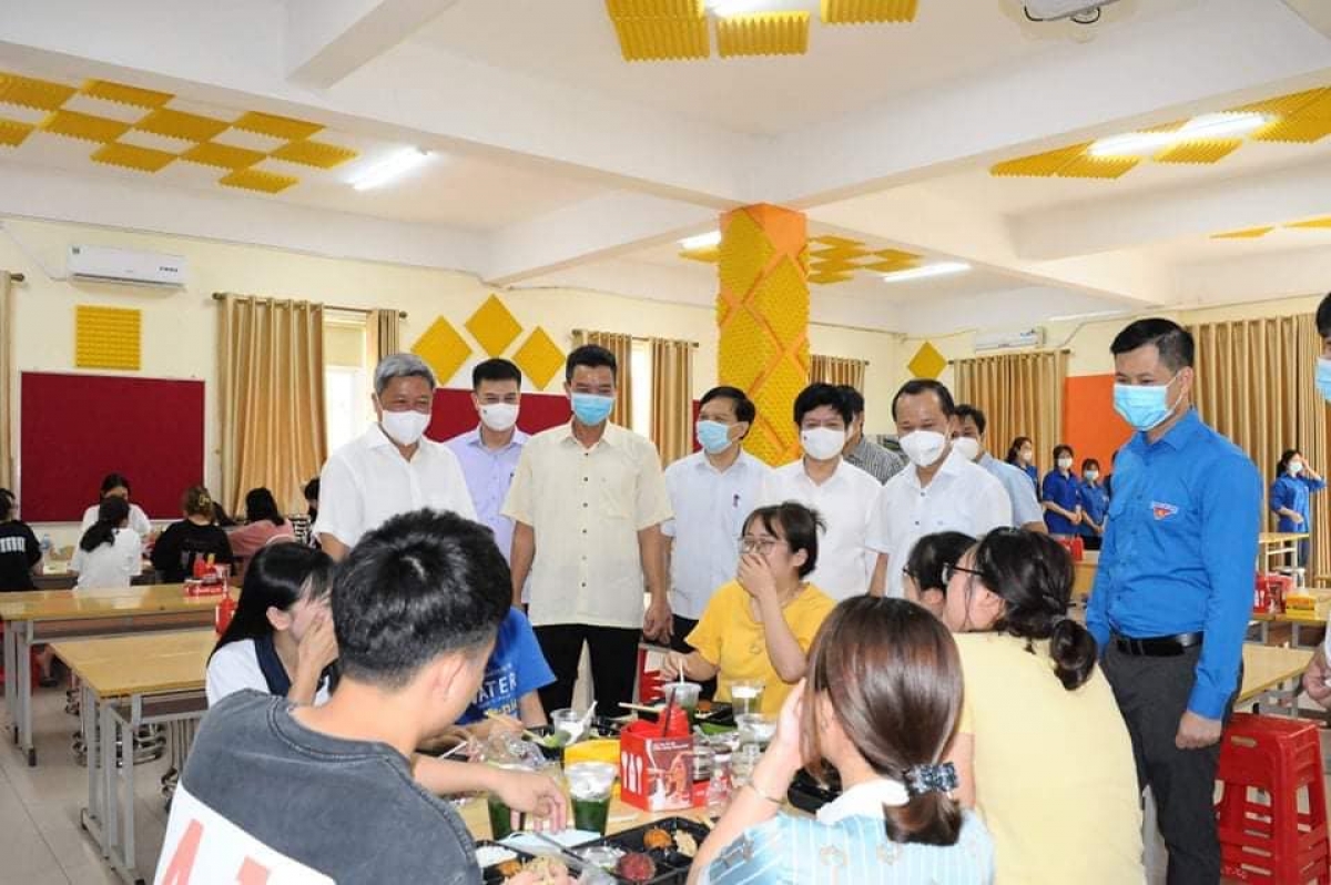 Thứ trưởng thăm và động viên thầy trò Trường Đại học Kỹ thuật Y tế Hải Dương đang chi viện, hỗ trợ Bắc Giang.