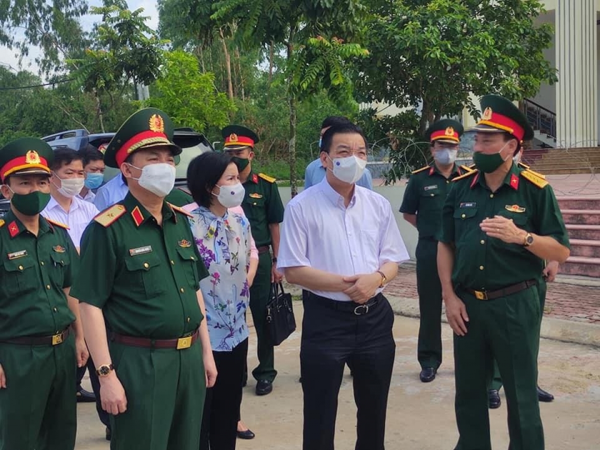 Ông Chu Ngọc Anh - Chủ tịch UBND TP Hà Nội
kiểm tra điểm cách ly y tế tại  trường Quân sự Bộ Tư lệnh Thủ đô