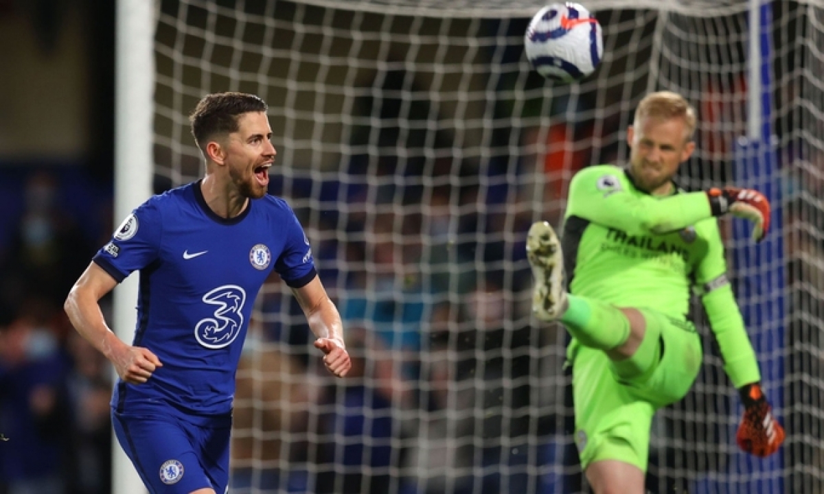 Jorginho hạ thủ môn Kasper Schmeichel trên chấm 11m, nhân đôi cách biệt cho Chelsea (Ảnh: Internet)