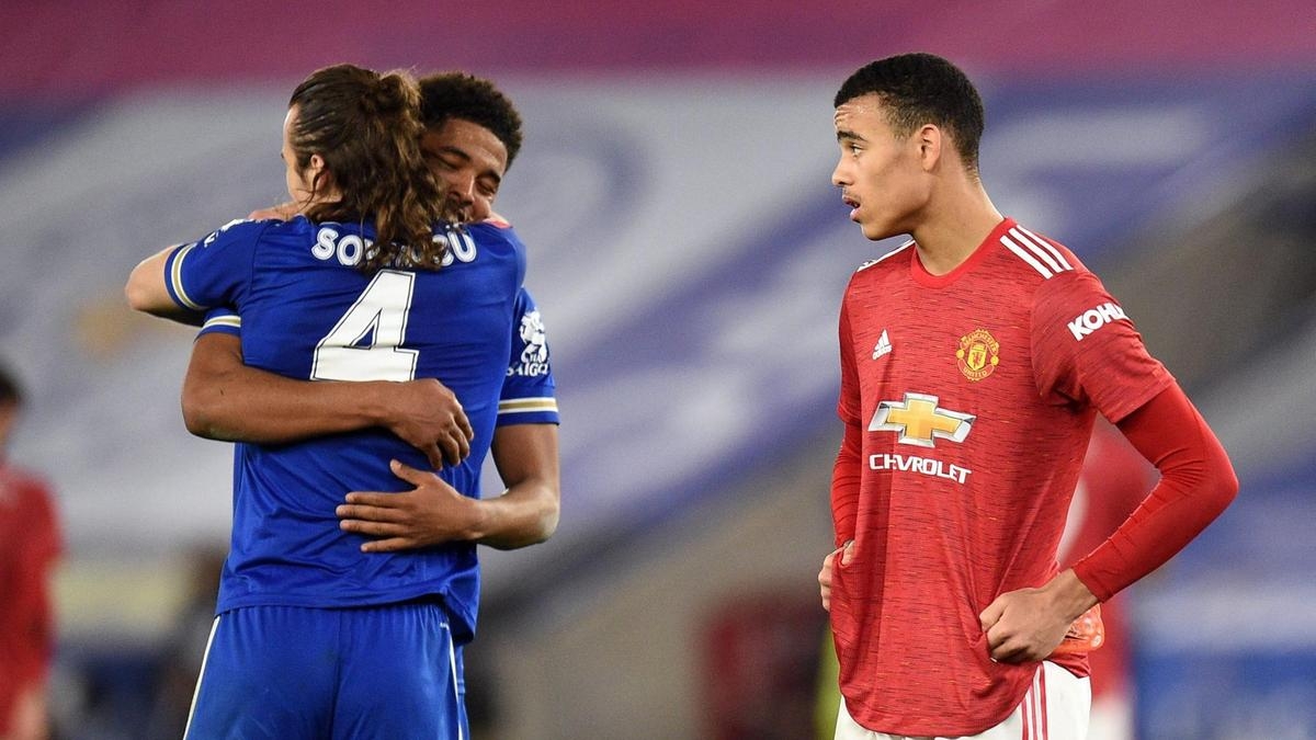 Man United thua 1-2 trước Leicester City giúp Man City đăng quang sớm
