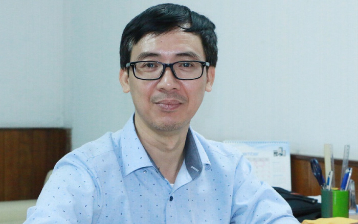 Ông Đào Tuấn Đạt, Hiệu trưởng trường THPT Anhxtanh (Đống Đa, Hà Nội) cho rằng, thi trực tuyến, cách làm công bằng nhất là mỗi học sinh phải thi một đề khác nhau. Mặc dù điều này khiến công sức mà giáo viên phải bỏ ra là cực kỳ lớn nhưng cá nhân hóa đề thi sẽ đảm bảo công bằng hơn.