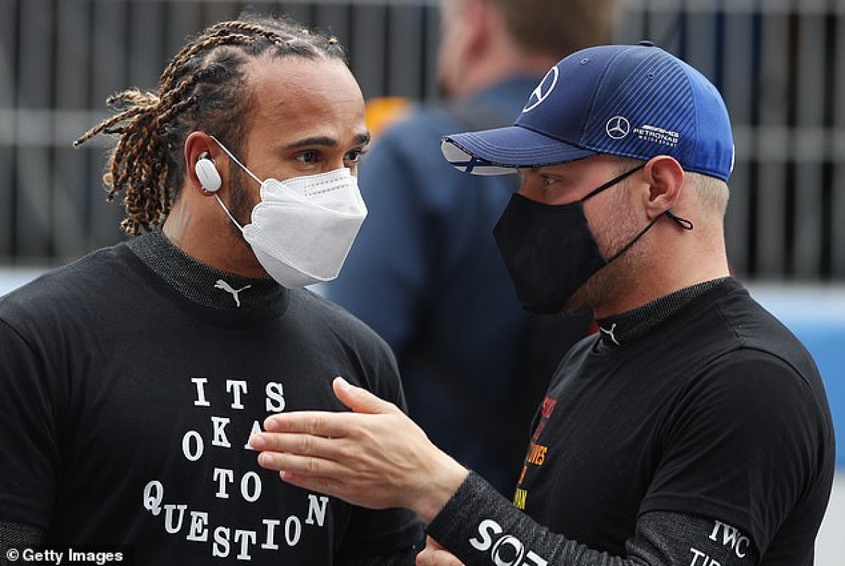 Lewis Hamilton (trái) nới rộng khoảng cách ở vị trí dẫn đầu BXH với chiến thắng tại chặng Tây Ban Nha GP