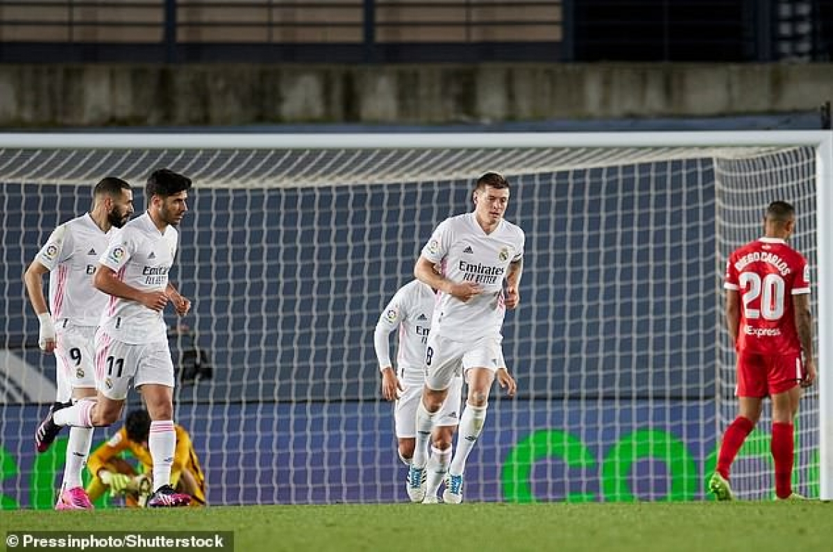Pha sút xa của Toni Kroos (8, trắng) đập chân Diego Carlos (20, đỏ) chuyển thành bàn gỡ hòa 2-2 cho Real Madrid ở phút 90+4