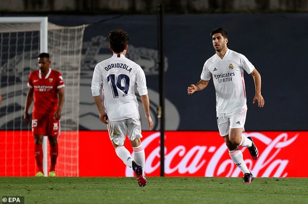 Marco Asensio ăn mừng sau khi ghi bàn gỡ hòa cho Madrid ở giữa hiệp 2