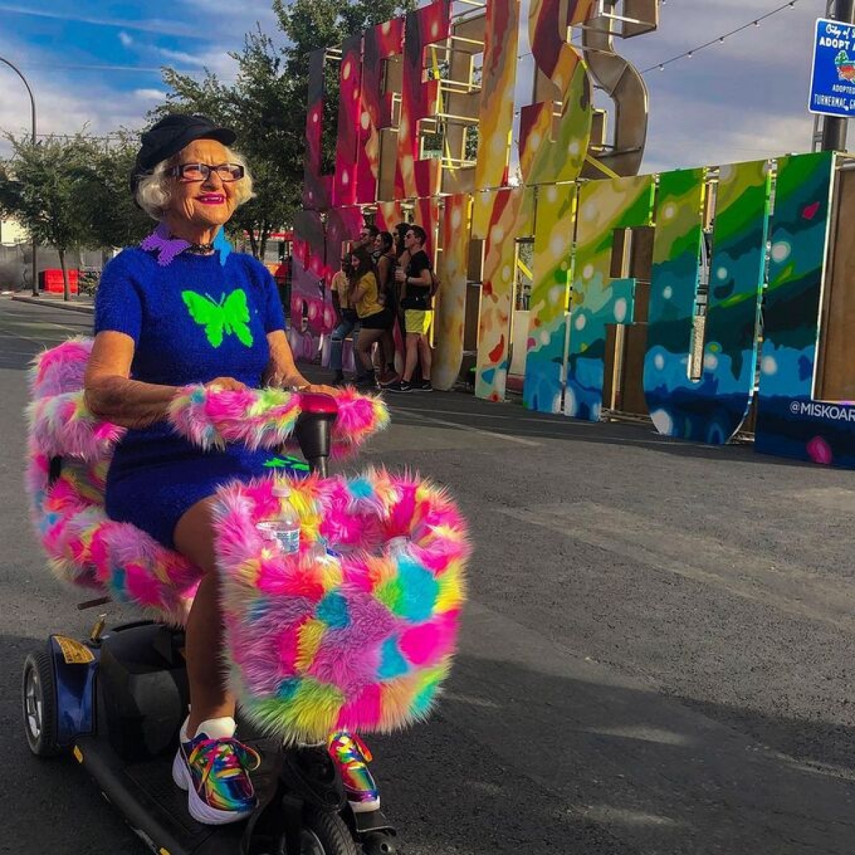 Elam với gu thời trang sặc sỡ. Ảnh: baddiewinkle.