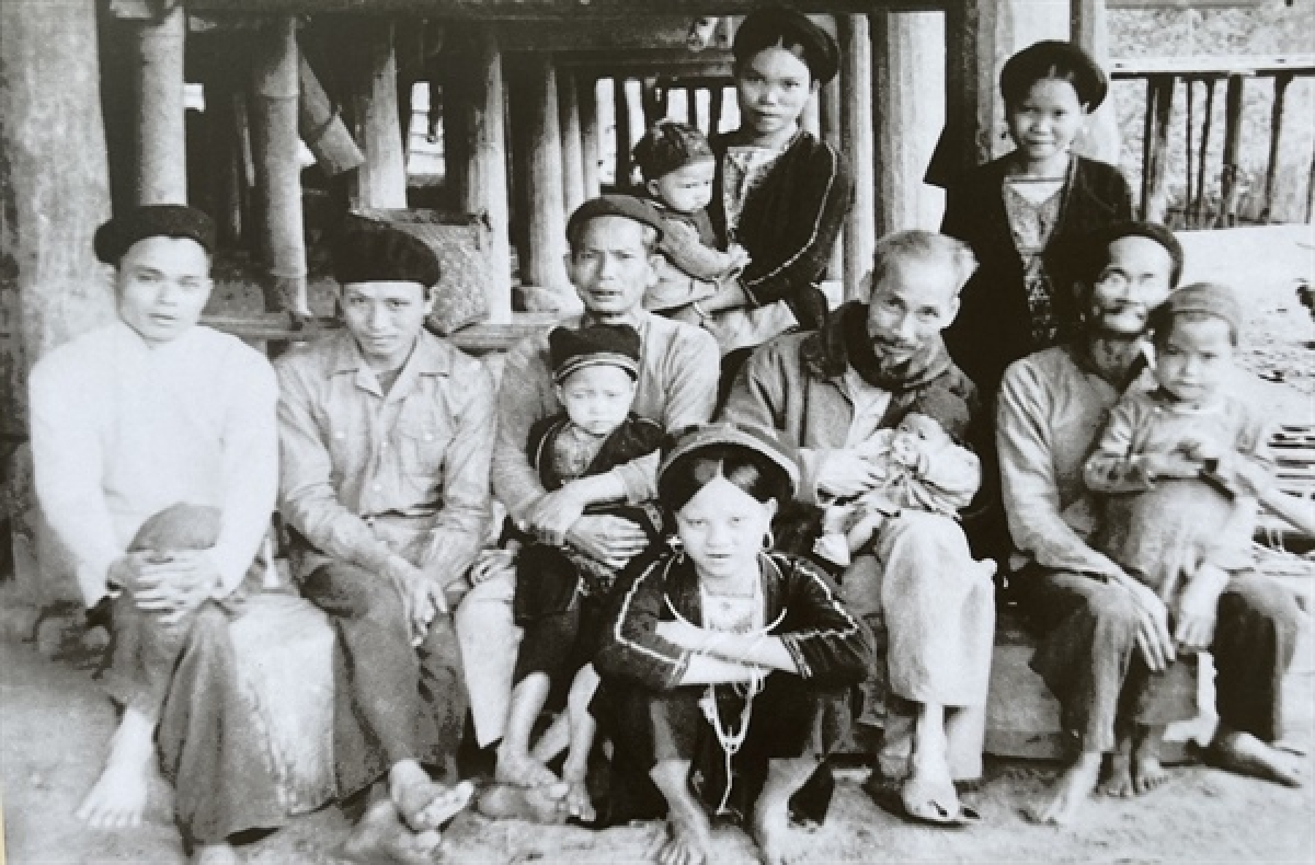 Hình ảnh Chủ tịch Hồ Chí Minh thăm gia đình Tướng Văn Trang, dân tộc Dao tại xóm Đá Bàn, xã Mỹ Bằng, huyện Yên Sơn, Tuyên Quang, năm 1950