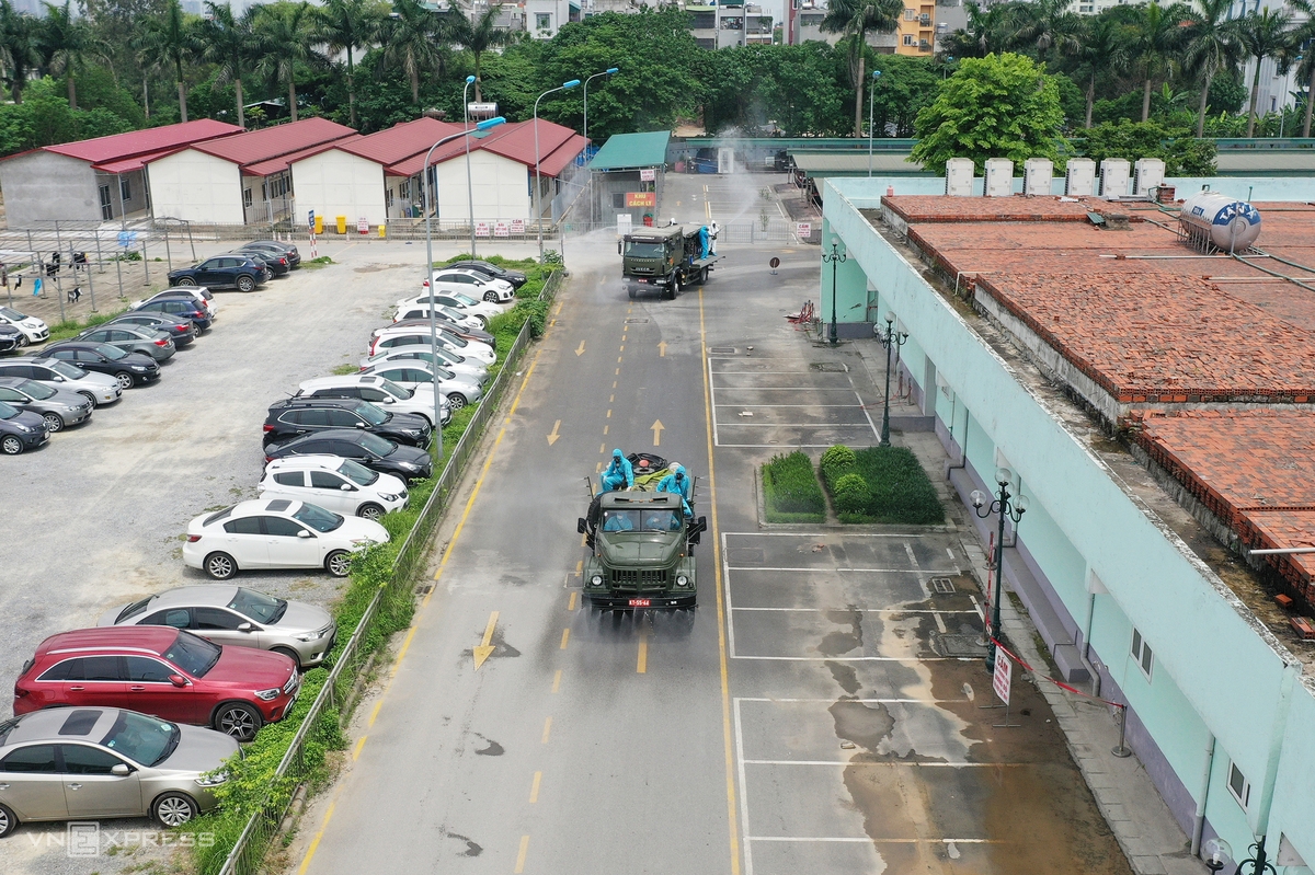Tiêu độc khử trùng Bệnh viện K trong sáng nay 7/5