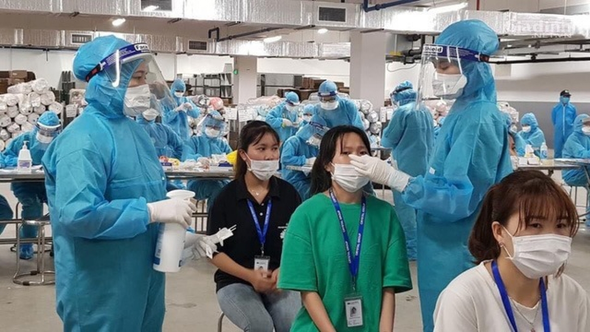 Lấy mẫu xét nghiệm cho công nhân khu nghiệp tại Bắc Giang