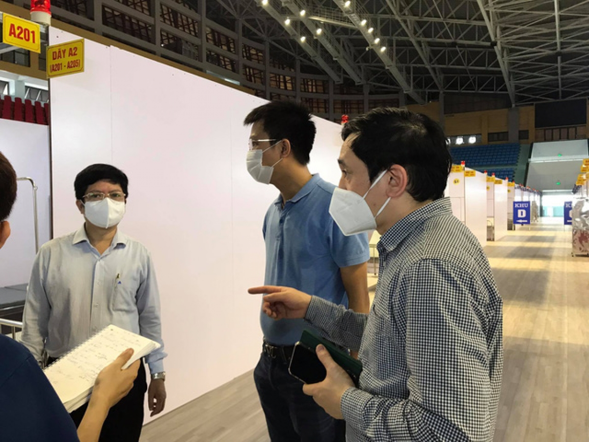 Ông Đỗ Trọng Khoa - Cục Quản lý KCB, Bộ Y tế và TS Đỗ Ngọc Sơn - BV Bạch Mai
cùng các cán bộ y tế tại bệnh viện Dã chiến số 2 tỉnh Bắc Giang