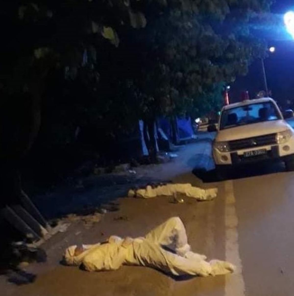 2 cán bộ y tế tại Điện Biên tranh thủ chợp mắt ngay bên vệ đường