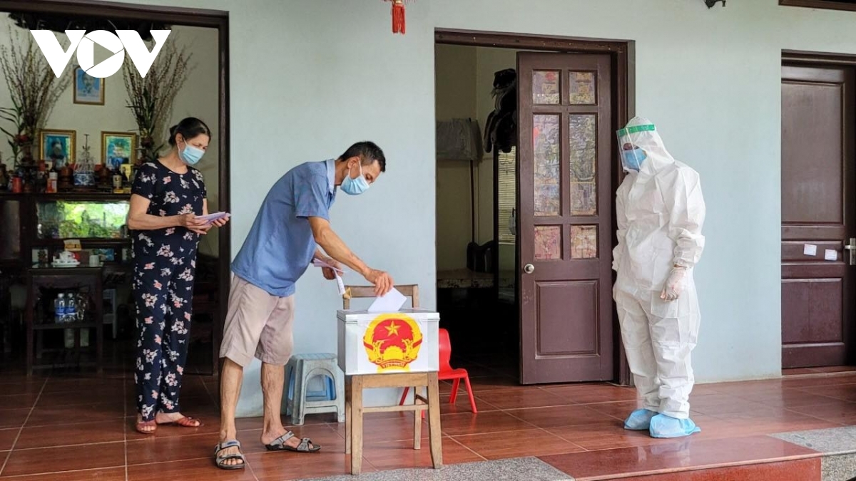 Gia đình ông Nguyễn Mậu Kiện và bà Nguyễn Thị Trọng, ở xã Mão Điền, Thuận Thành, tỉnh Bắc Ninh thuộc diện phải cách ly tại gia được tổ bầu cử mang hòm phiếu đến tận nhà để cho ông bà thực hiện quyền cử tri và quyền công dân của mình.
