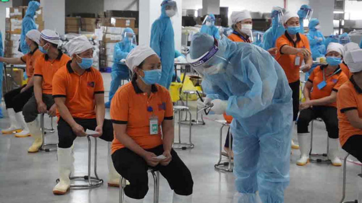 Lấy mẫu xét nghiệm cho công nhân trong KCN