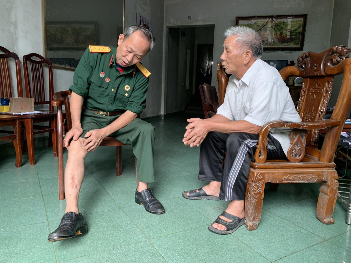 Ông Lương Văn Thuần (Bên trái) đang kể về những vết tích chiến tranh